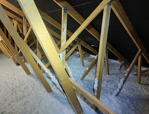 Zateplení stropu rodinného domu pomocí foukané izolace